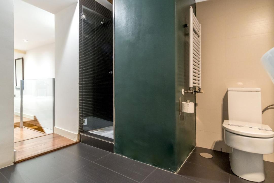 Modern- 2bd 2bth - Opera Apartment *