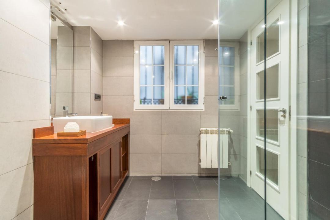 Modern- 2bd 2bth - Opera Apartment
