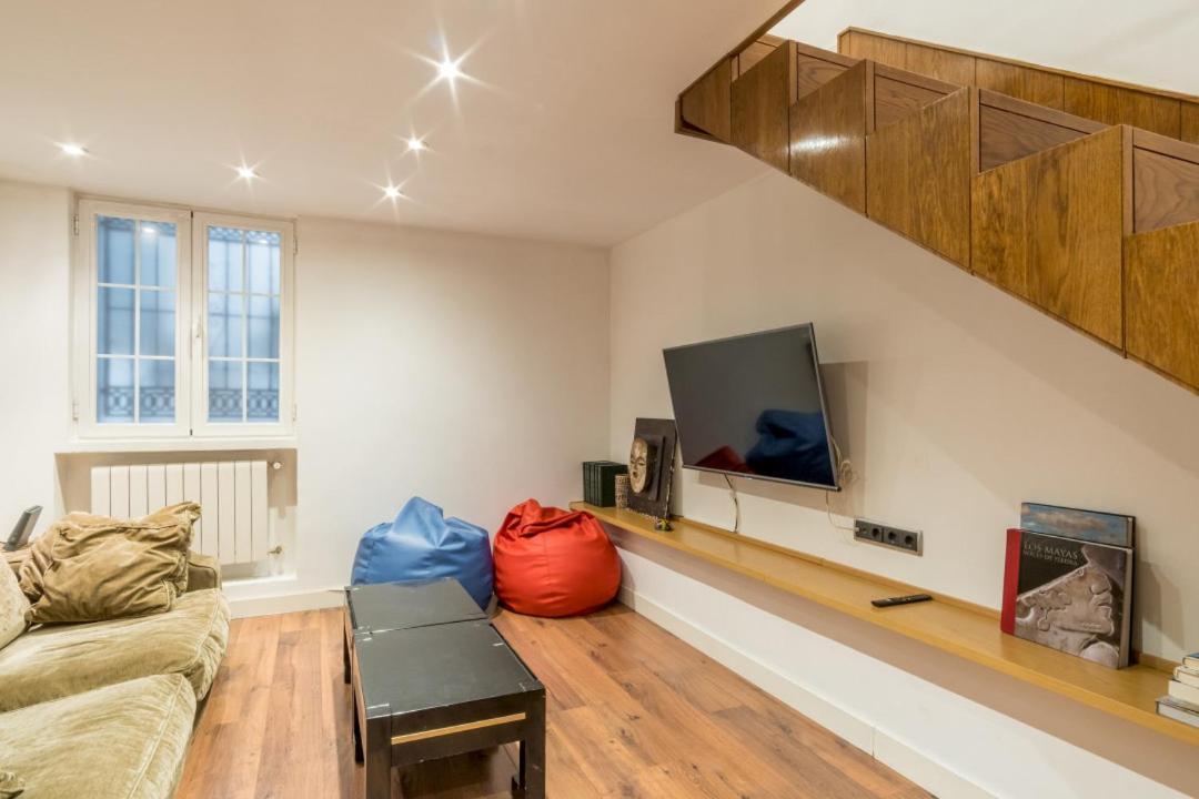 Modern- 2bd 2bth - Opera Apartment *